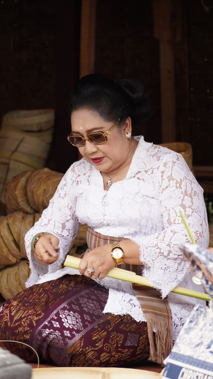 serangkaian-ibtk-di-pura-agung-besakih-ny-cok-ace-ngaturang-ayah-mejejaitan
