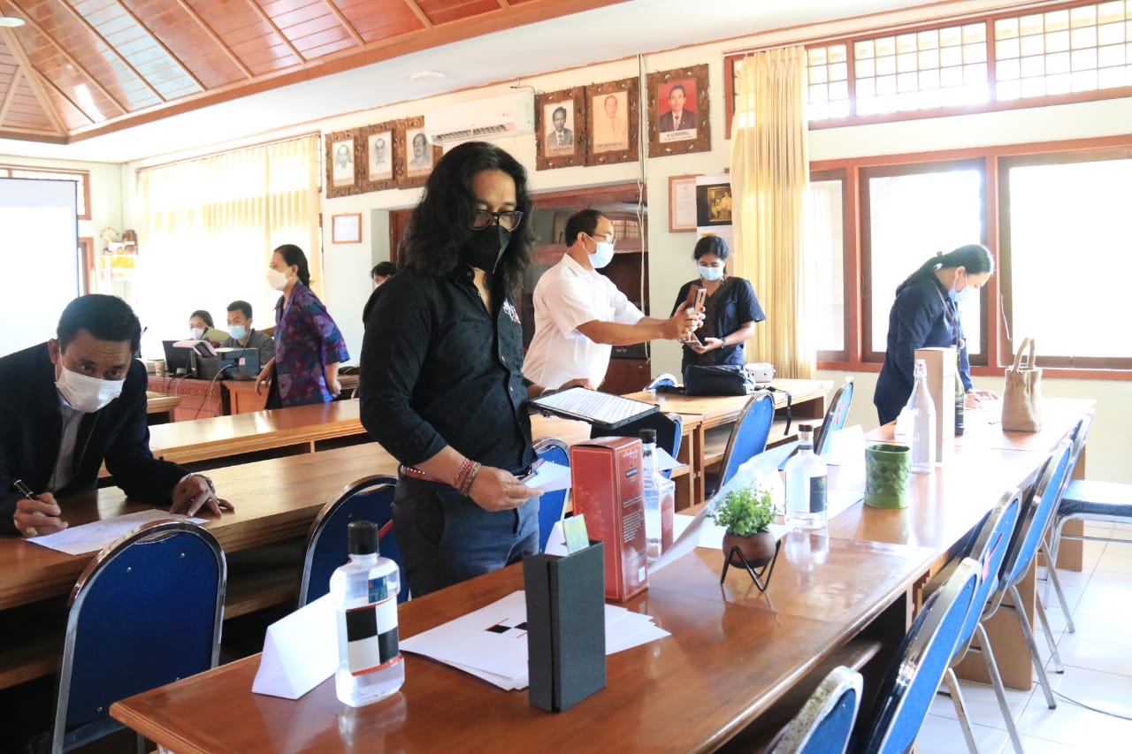 kembangkan-ikm-disperindag-prov-bali-gelar-lomba-desain-kemasan-produk-minuman-tradisional-arak