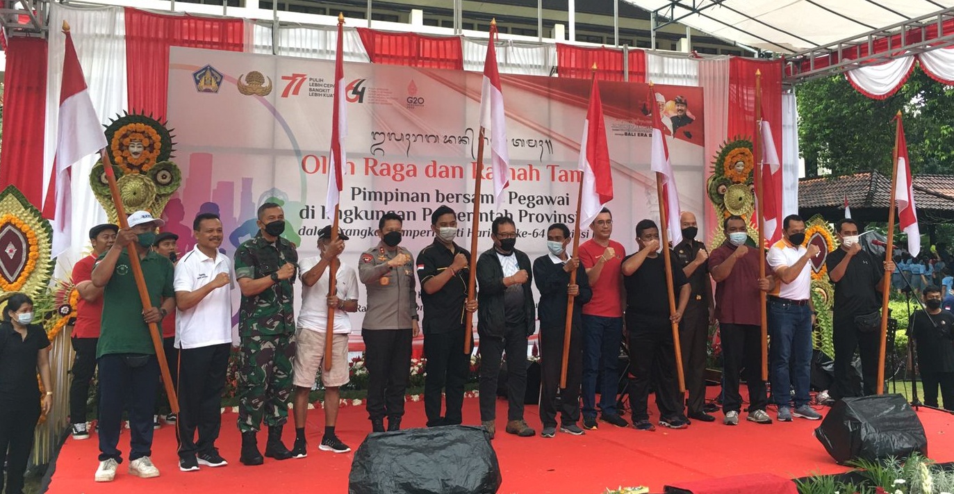 gubernur-bali-ajak-forkompimda-bali-serahkan-bendera-merah-putih-ke-masyarakat