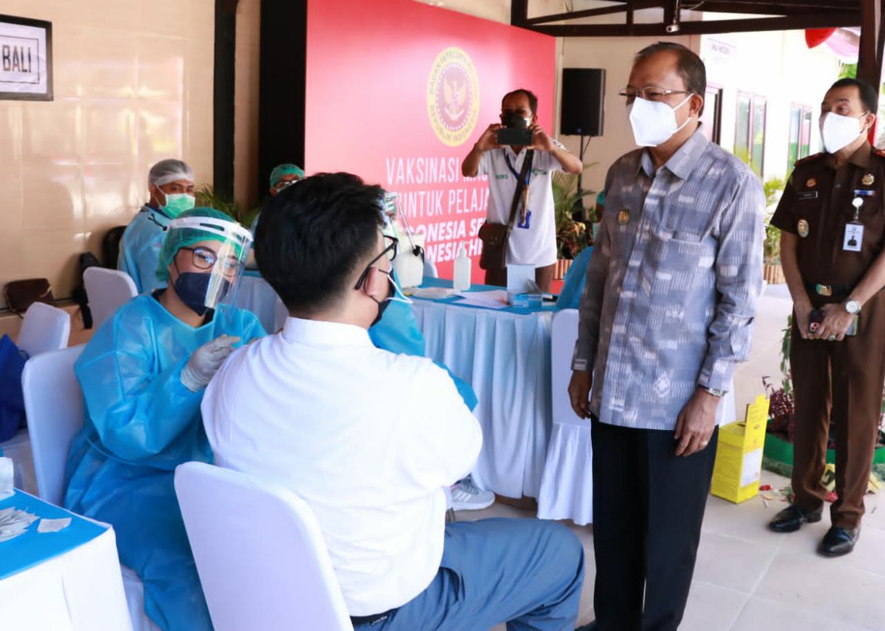 gubernur-bali-wayan-koster-meninjau-pelaksanaan-vaksinasi-covid-19-bagi-anak-usia-12-17-tahun-di-sman-5-denpasar