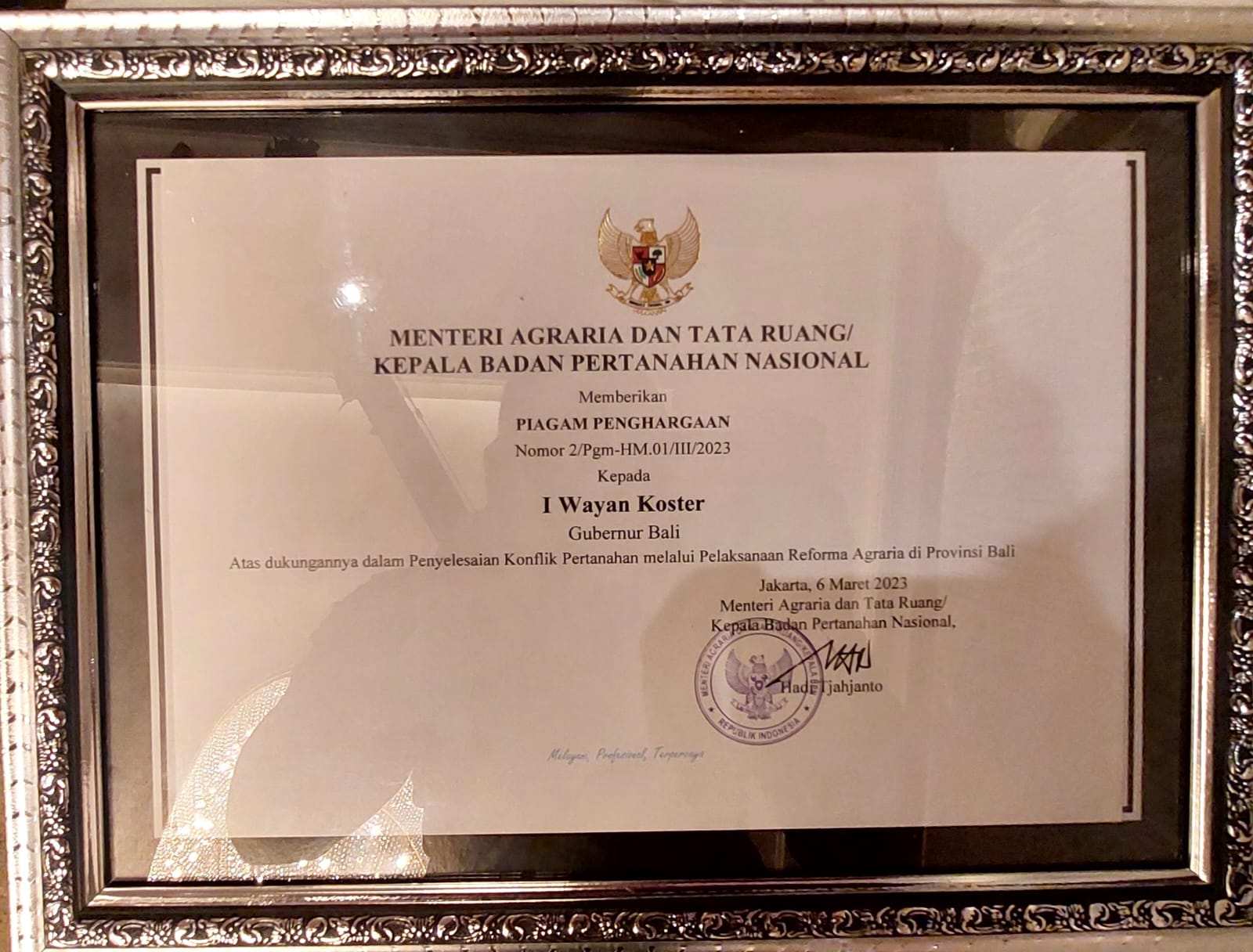 menteri-atr-kepala-bpn-ri-anugerahi-gubernur-bali-wayan-koster-penghargaan