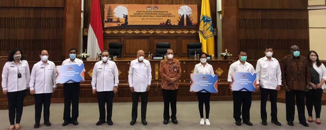 kepala-badan-kesatuan-bangsa-dan-politik-provinsi-bali-dewa-putu-mantera-shmh-mewakili-gubernur-bali-pada-kegiatan-penyerahan-kompensasi-korban-terorisme-masa-lalu-peristiwa-bom-bali-1-dan-bom-bali-2-di-gedung-utama-wiswasabha-kantor-gubenur-bali