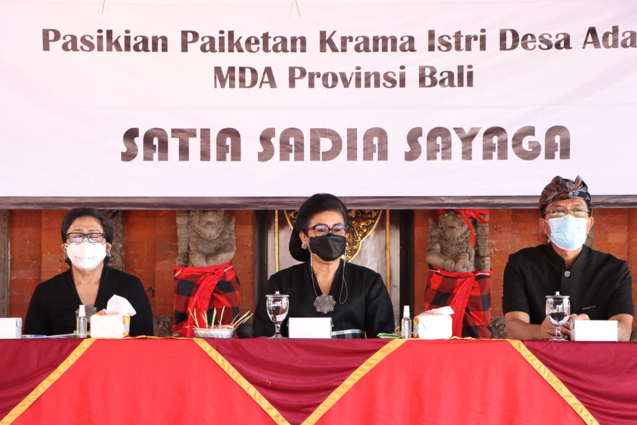 ny-putri-koster-beri-pelatihan-etika-berbusana-adat-dan-tata-rambut-sesuai-budaya-bali