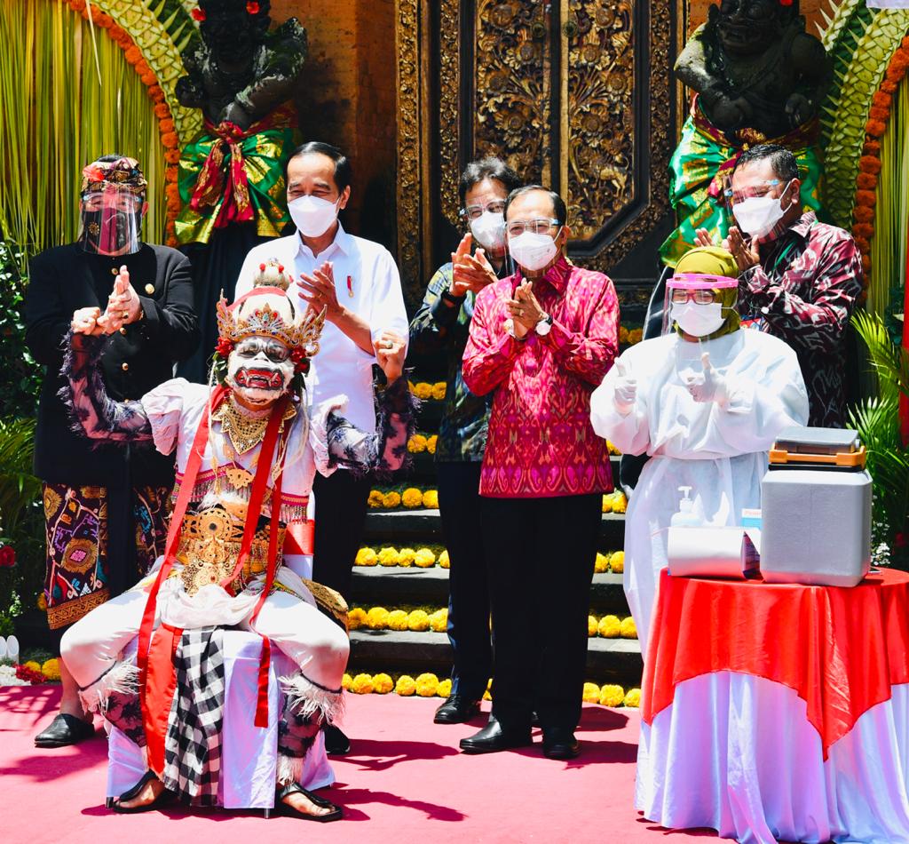 gubernur-koster-dampingi-presiden-jokowi-meninjau-vaksinasi-massal-di-puri-agung-ubud