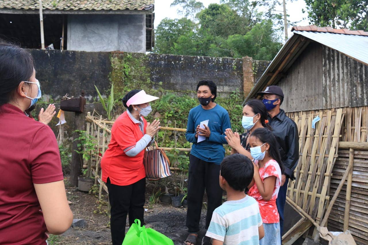 ulang-tahun-ke-58-bkow-prov-bali-turun-serahkan-bantuan-di-kabupaten-karangasem