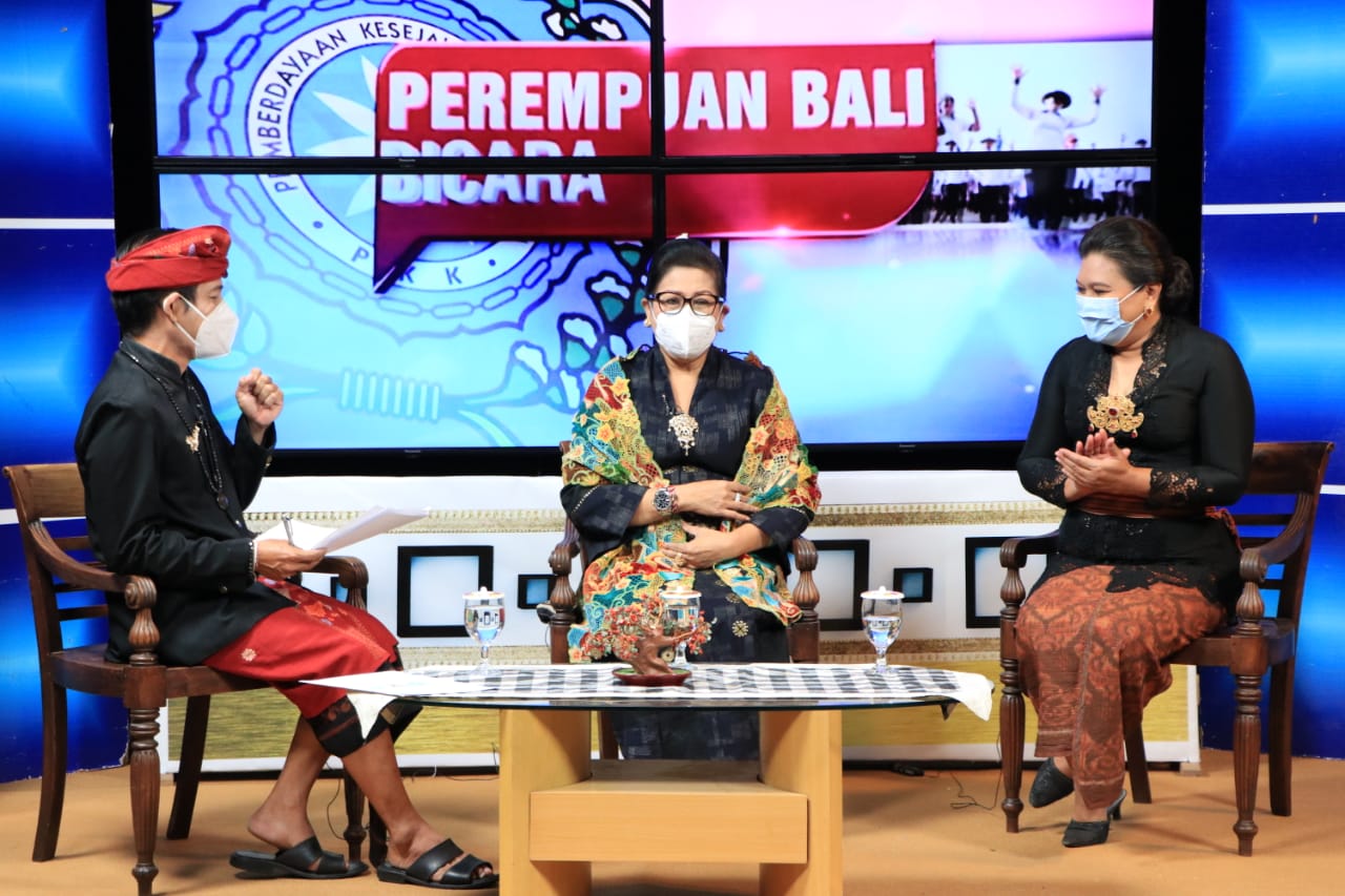 ny-putri-koster-ajak-pkk-turut-sosialisasikan-penggunaan-busana-adat-bali-sesuai-pakem