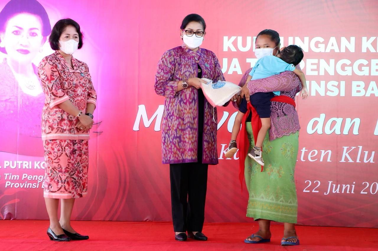 turun-sapa-masyarakat-kamasan-ny-putri-koster-ajak-pkk-kabupatenkota-ringankan-beban-masyrakat-masa-pandemi
