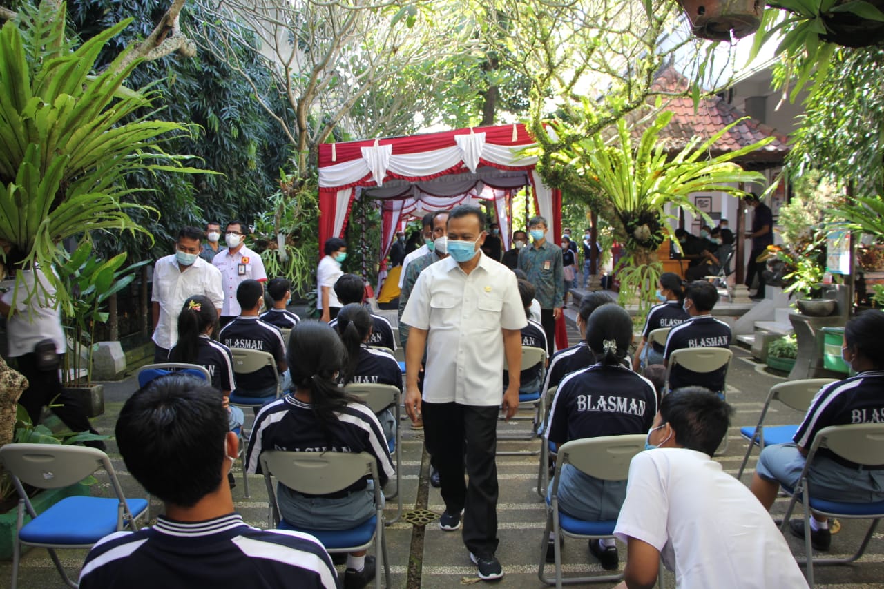 sekda-dewa-indra-tinjau-pelaksanaan-vaksinasi-untuk-anak-usia-12-17-di-gianyar