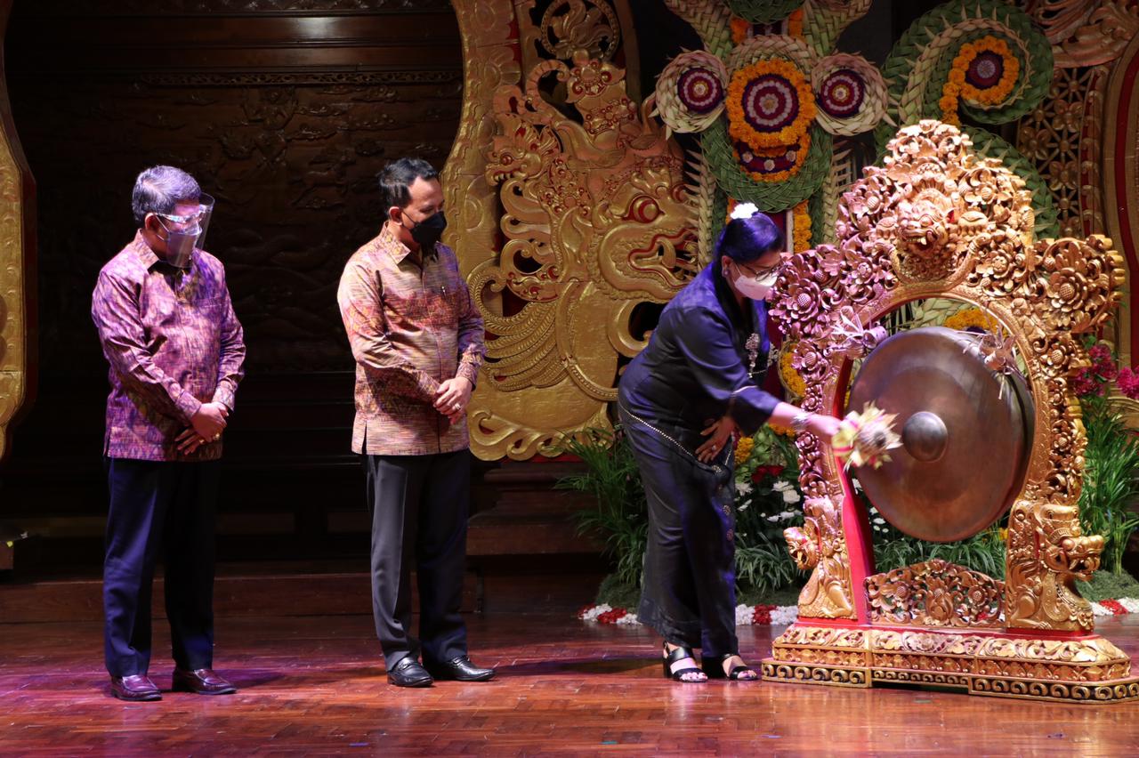 ny-putri-koster-ajak-gaungkan-upaya-pelestarian-kain-endek