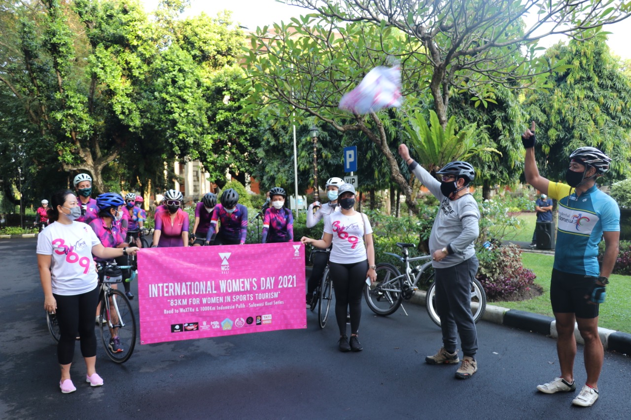 wagub-cok-ace-apresiasi-peringatan-international-womans-day-oleh-wcc-melalui-83-kilometer-bersepeda