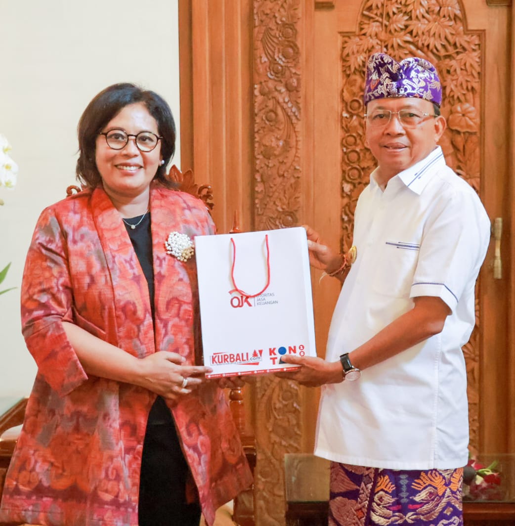 gubernur-bali-wayan-koster-ucapkan-selamat-atas-dilantiknya-kristrianti-puji-rahayu-sebagai-kepala-ojk-regional-8-bali-nusra