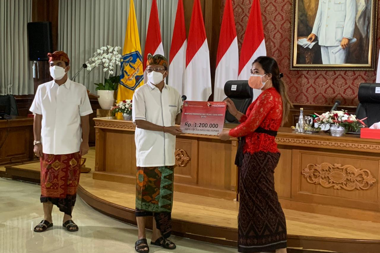 penyerahan-bantuan-pemerintah-bagi-pelaku-usaha-mikro