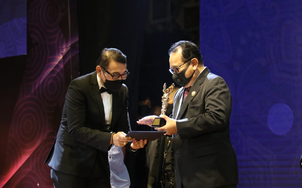 wagub-cok-ace-raih-penghargaan-global-top-special-masters-award-di-ajang-gmaea-2021