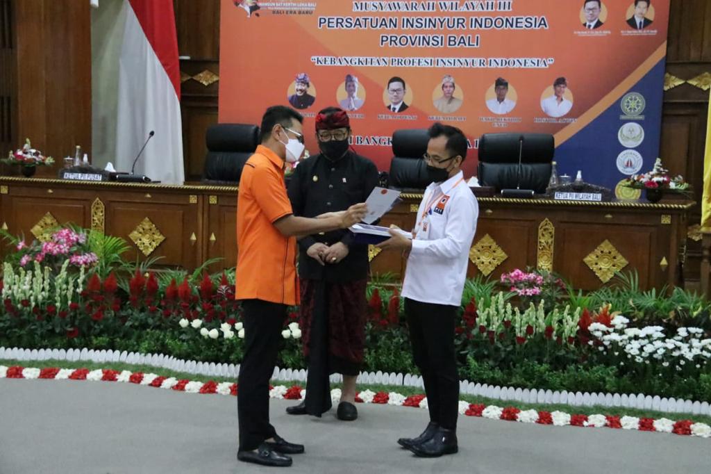 hadapi-revolusi-industri-pariwisata-wagub-cok-ace-minta-persatuan-insinyur-bali-semakin-gesit-implementasikan-kearifan-lokal