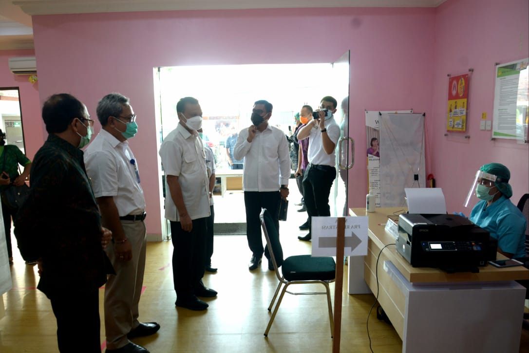 sekda-dewa-indra-pantau-vaksinasi-covid-19-di-klinik-pratama-warmadewa