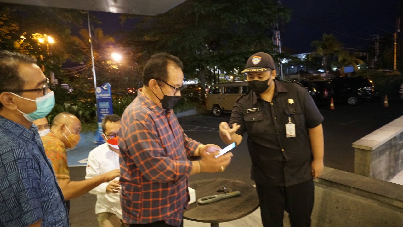 pusat-perbelanjaan-di-bali-boleh-dibuka-wagub-cok-ace-tinjau-penerapan-prokes-di-mall-plaza-renon