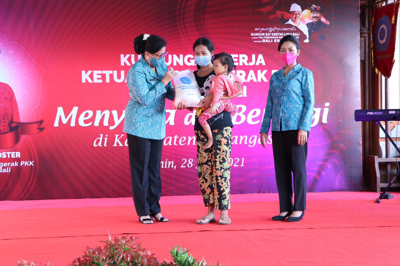 menyapa-dan-berbagi-ny-putri-koster-ajak-masyarakat-karangasem-kreatif-kembangkan-potensi-daerah