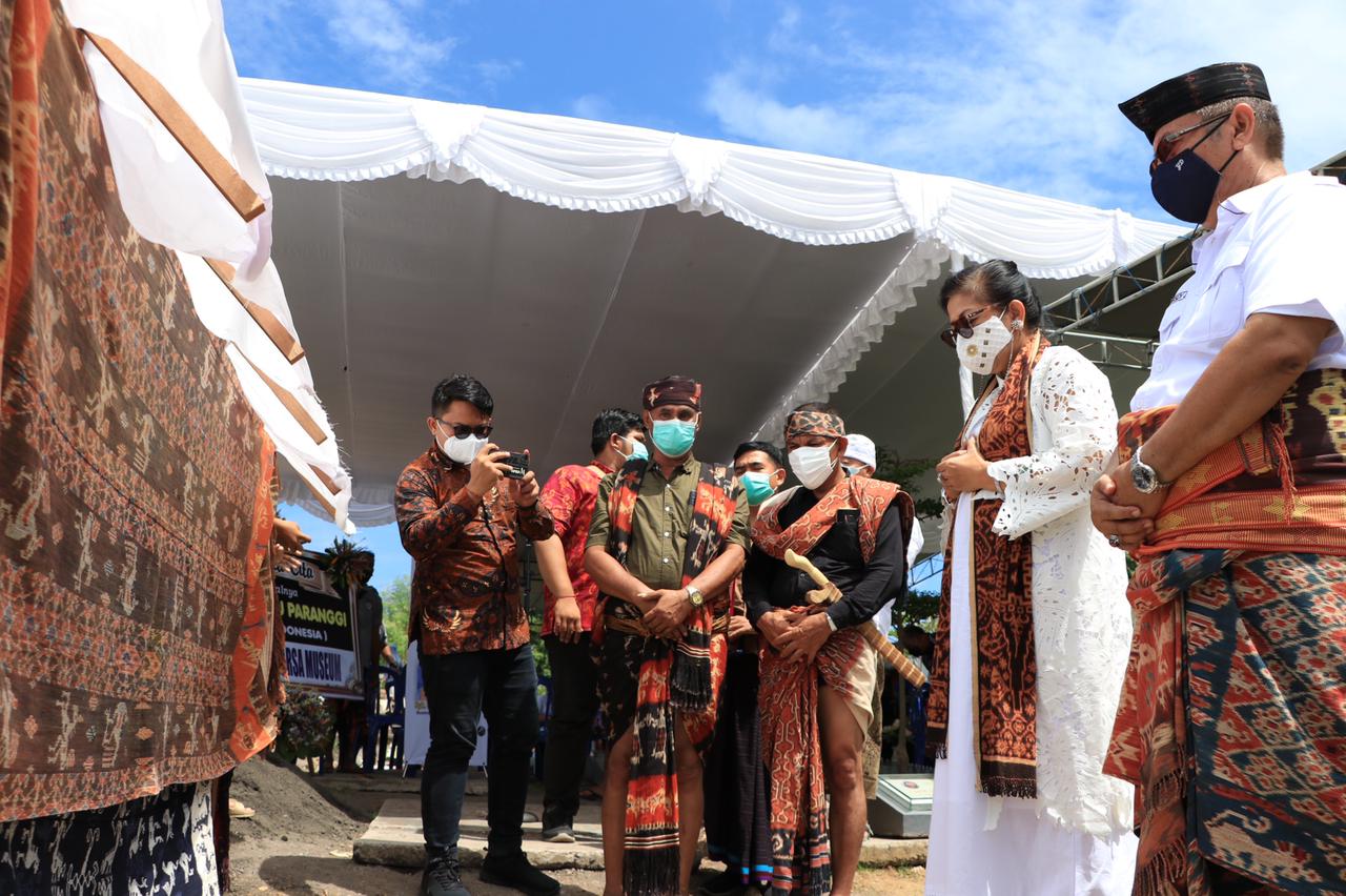 ny-putri-koster-kenang-sosok-umbu-landu-paranggi-sebagai-guru-alam