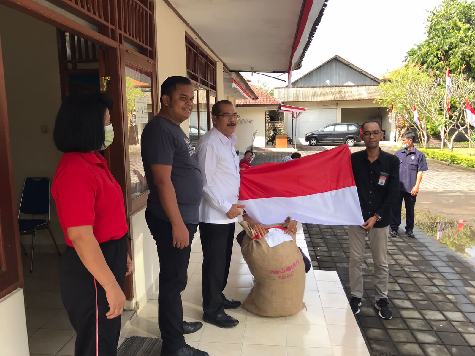 kaban-kesbangpol-bali-berikan-bendera-merah-putih-ke-mda-kabkota-se-bali