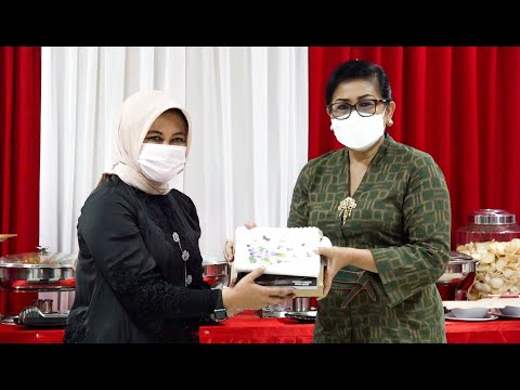 ny-putri-koster-menerima-kunjungan-kerja-dekranasda-kota-batu-malang-di-pameran-bali-bangkit