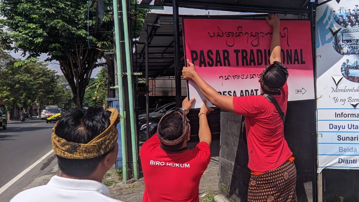 lestarikan-penggunaan-aksara-bali-tim-desa-kbs-kelurahan-lukluk-pasang-papan-nama-pasar-tradisional-beraksara-bali