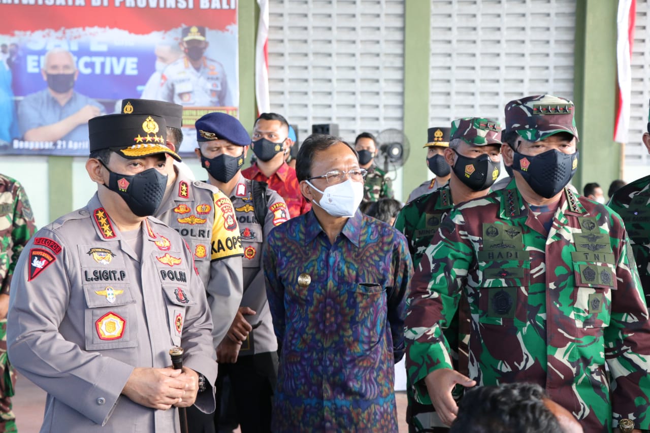 gubernur-koster-dampingi-panglima-tni-dan-kapolri-tinjau-vaksinasi-drive-thru-di-mbg
