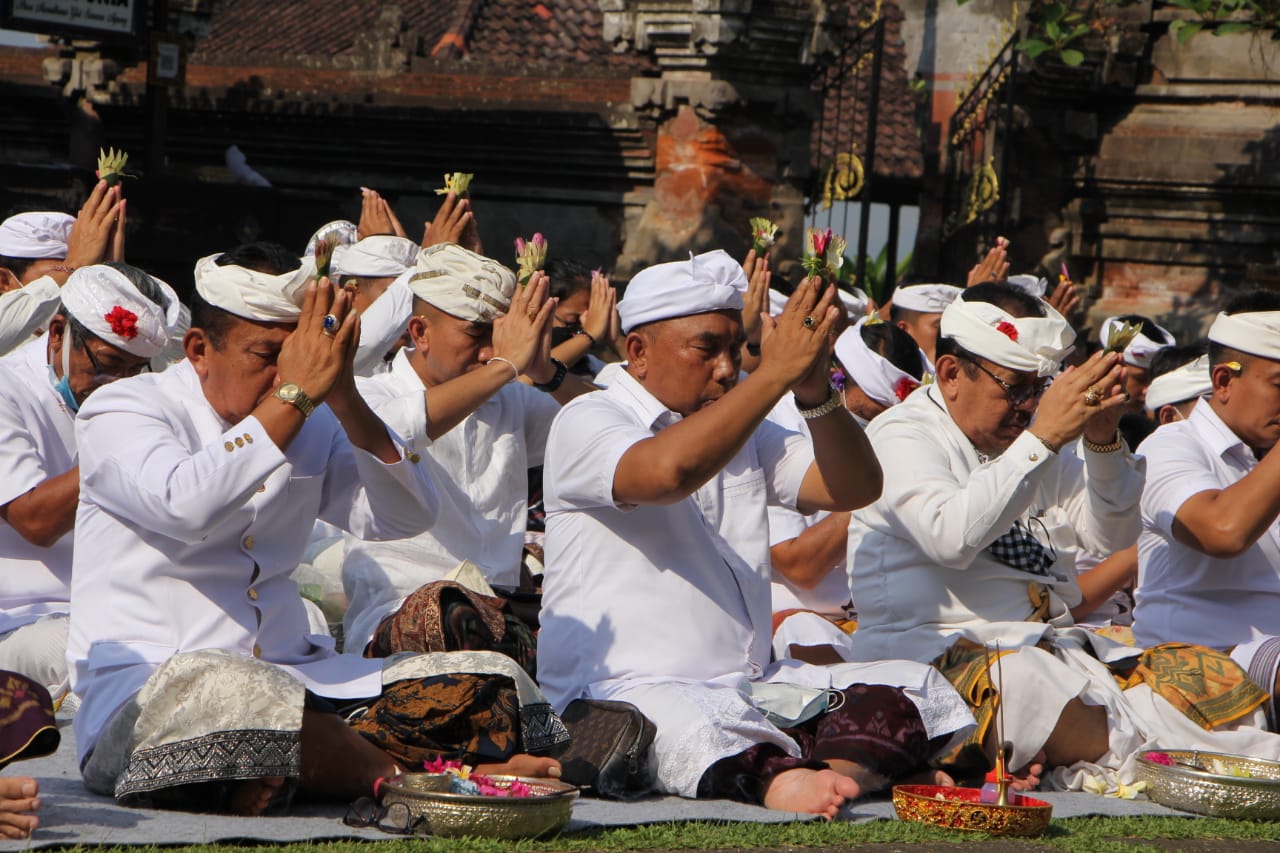 ngaturang-piuning-wagub-cok-ace-mohon-agar-puncak-karya-di-semeru-berjalan-lancar-serta-kondisi-di-senduro-tetap-kondusif
