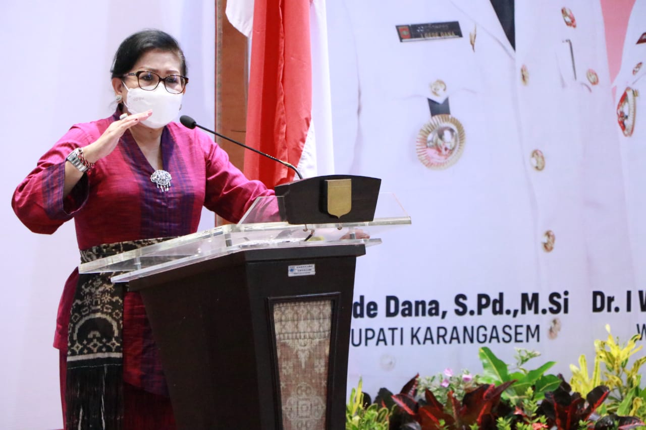 ny-putri-koster-minta-bupati-kembangkan-potensi-bunga-kasna