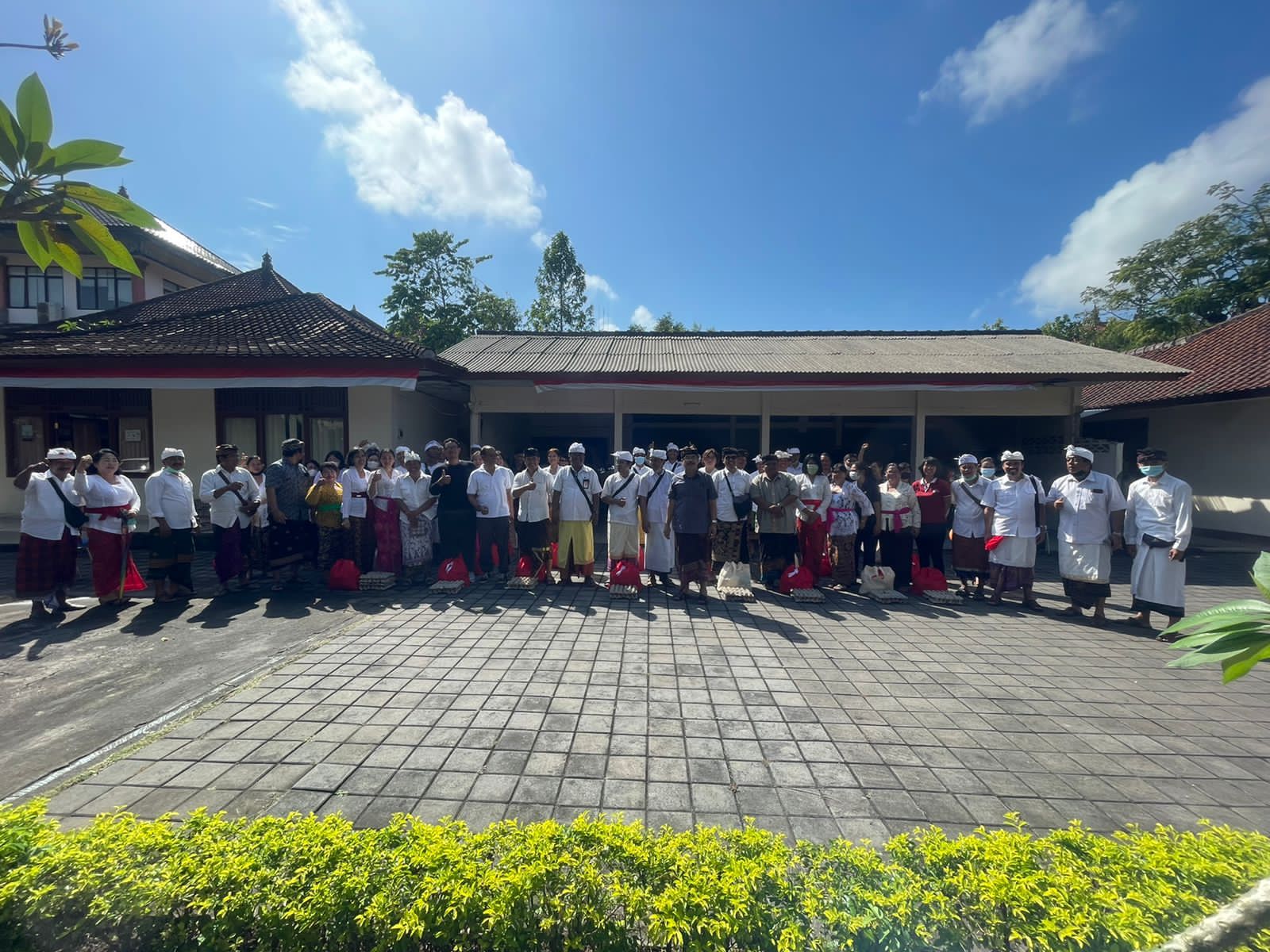kaban-kesbangpol-berikan-sembako-kepada-tenaga-non-asn-tenaga-keamanan-tenaga-kebersihan