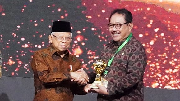 wagub-cok-ace-wakili-bali-terima-penghargaan-universal-health-coverage-uhc-program-jaminan-kesehatan-nasional