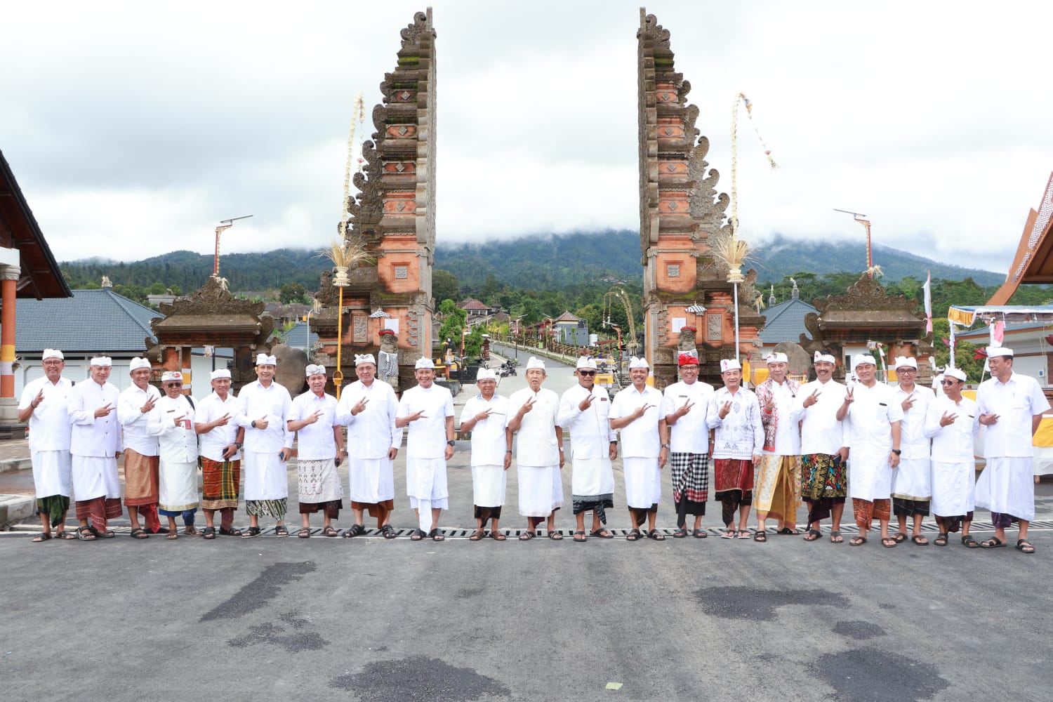 gubernur-koster-dibanjiri-ucapan-terimakasih-dari-bupati-atas-tebangunnya-fasilitas-kawasan-suci-pura-agung-besakih