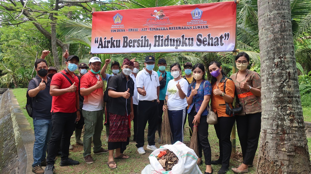 tim-dkbs-lukluk-bersih-bersih-sampah-di-aliran-tukad-ayung-mambal