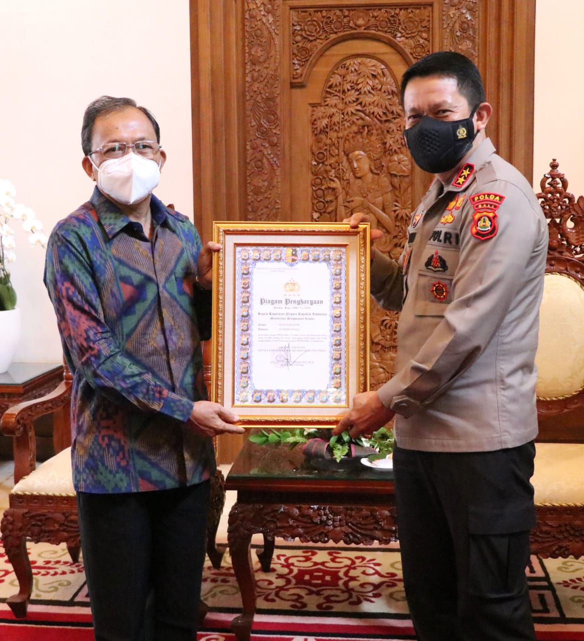 kapolri-berikan-gubernur-bali-penghargaan-ppkm-mikro-terbaik