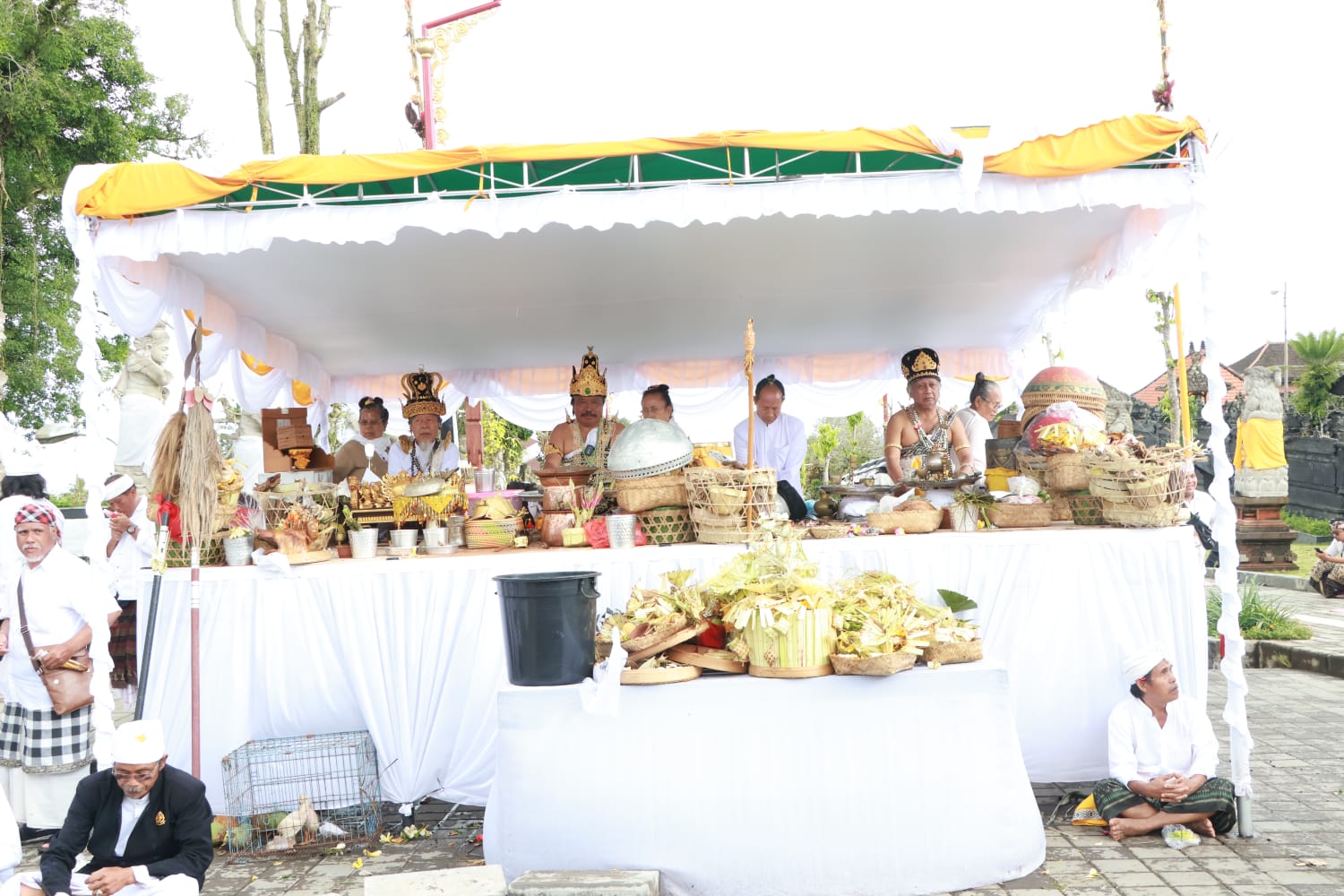 13-sulinggih-secara-langsung-memuput-upacara-tawur-balik-sumpah-agung-upacara-puncak-pemelaspas-fasilitas-di-kawasan-suci-pura-agung-besakih-yang-dihadiri-gubernur-bali-wayan-koster