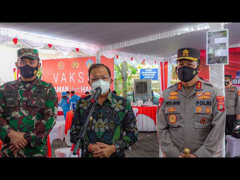 gubernur-bali-wayan-koster-meninjau-langsung-kegiatan-serbuan-vaksinasi-tni-polri