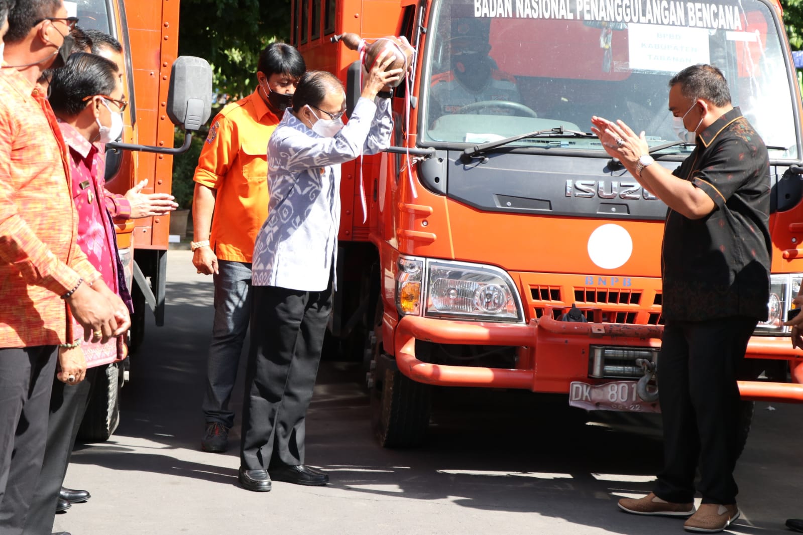 serahkan-45-ton-beras-untuk-warga-terdampak-covid-19-gubernur-bali-minta-distribusi-segera