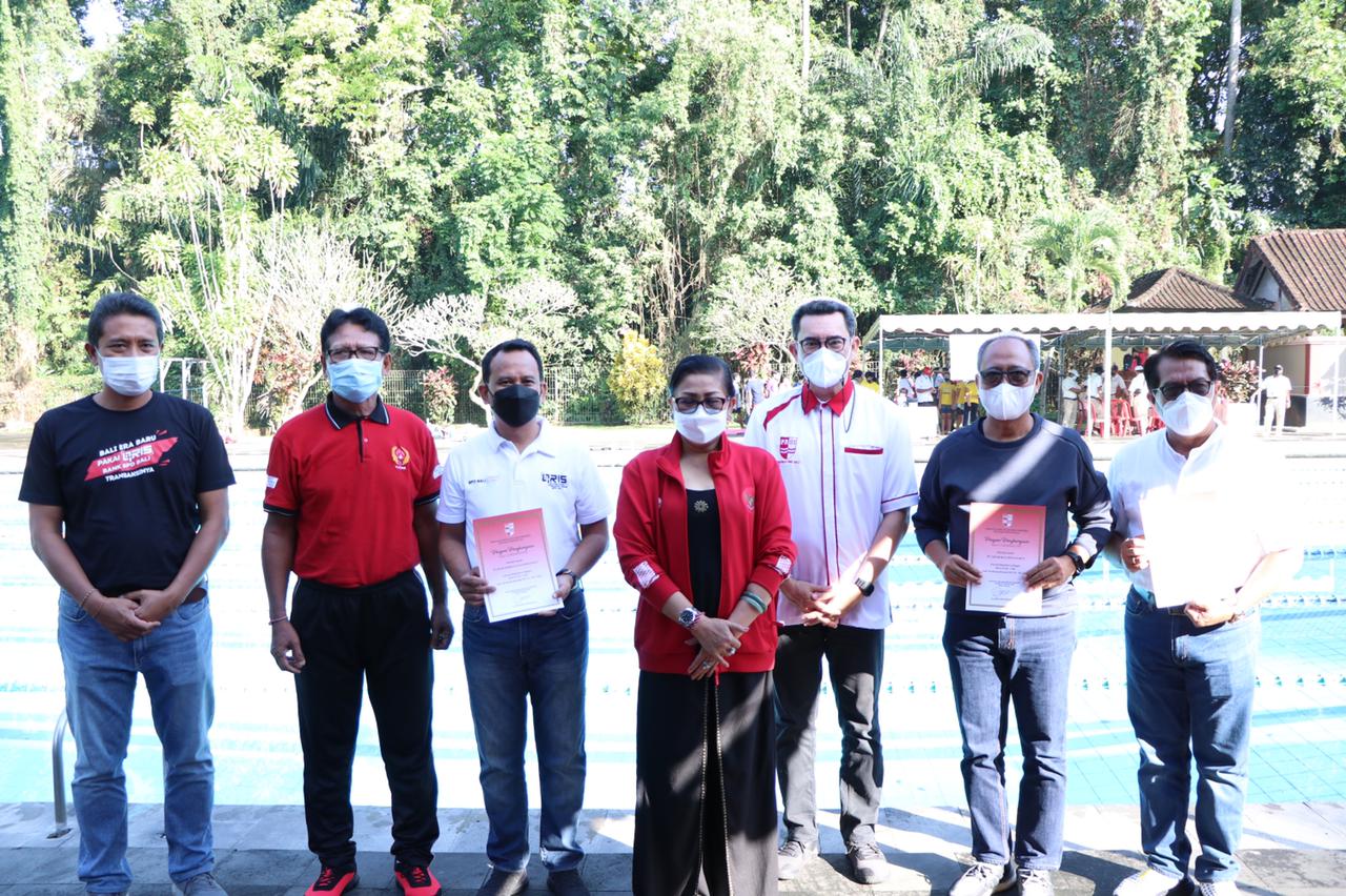 ny-putri-koster-motivasi-atlet-renang-bali-untuk-kibarkan-bendera-bali-di-pon-xx-papua
