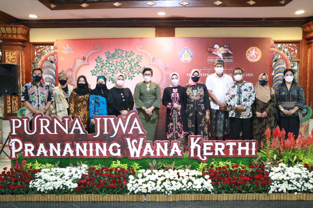 perkenalkan-produk-kerajinan-lokal-ketua-dekranasda-bali-luncurkan-program-ikm-umkm-goes-to-mall