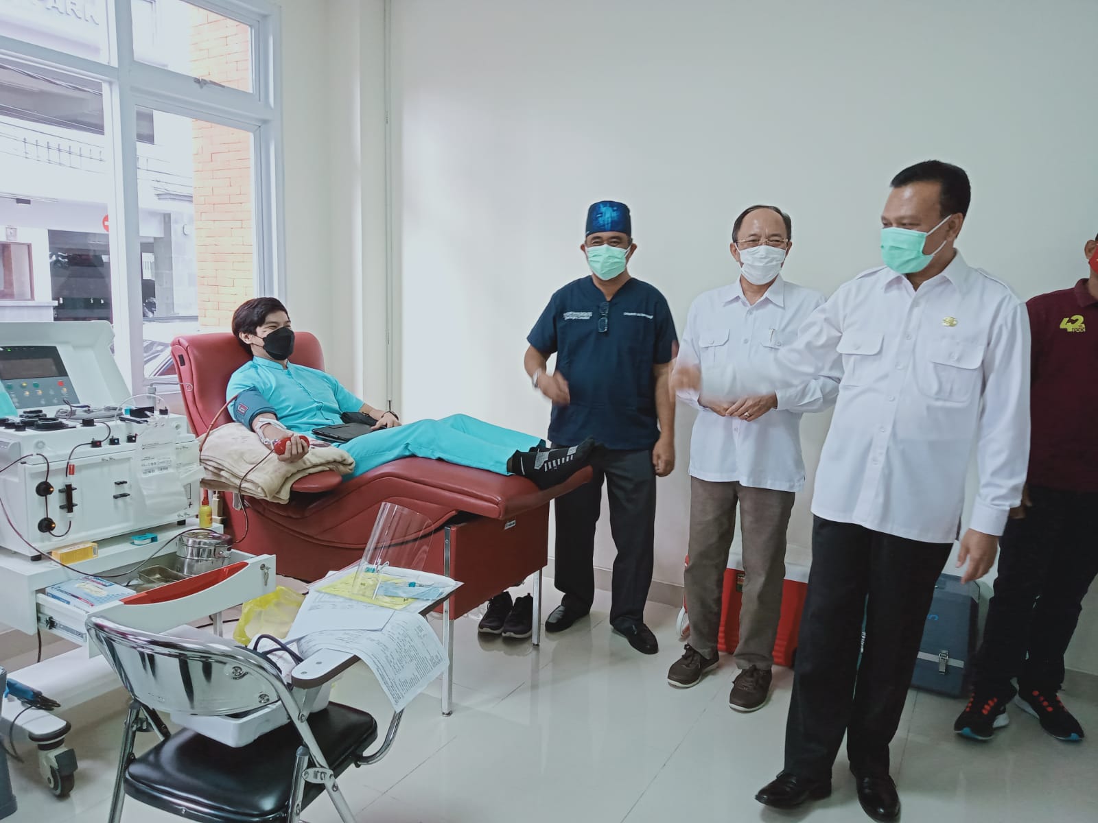 sekda-bali-dewa-indra-apresiasi-donor-plasma-konvalesen-yang-digalang-oleh-fakultas-kedokteran-unud
