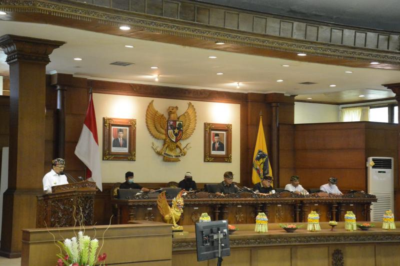 gubernur-wayan-koster-sampaikan-lkpj-2021-ke-dewan