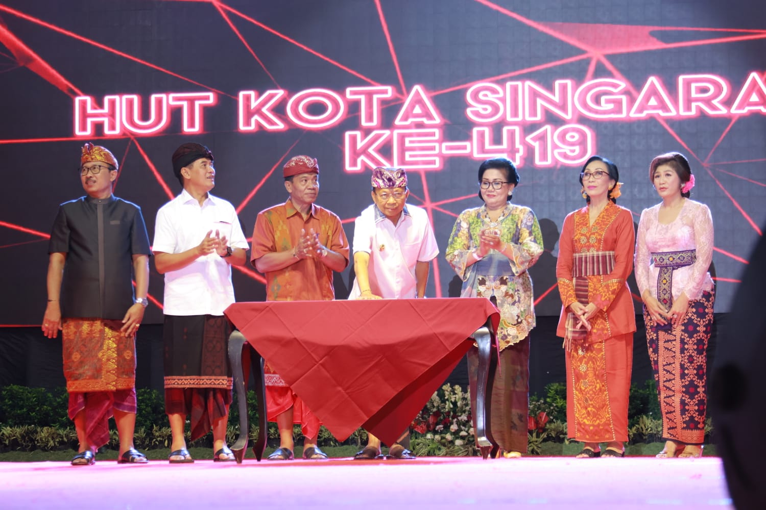 gubernur-bali-wayan-koster-didampingi-ny-putri-suastini-koster-hadiri-malam-kebersamaan-semarak-buleleng-bangkit-peringatan-hut-ke-419-kota-singaraja