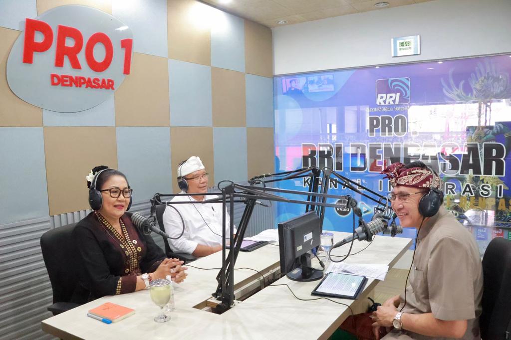 ketua-tp-pkk-provinsi-bali-ny-putri-koster-paparkan-44-tonggak-peradaban-penanda-bali-era-baru-isi-acara-dialog-denpasar-siang-di-rri