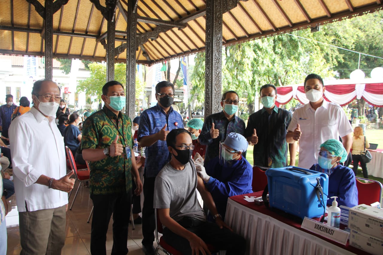 sekda-dewa-indra-tinjau-sentra-vaksinasi-covid-19-untuk-bali-bangkit