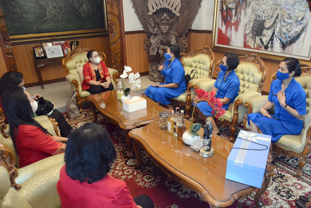 ketua-badan-kerjasama-organisasi-wanita-bkow-provinsi-bali-ny-tjokorda-putri-hariyani-ardhana-sukawati-nycok-ace-menerima-ketua-ketua-jalasenastri-bali-ny-citra-komang-teguh-ardana
