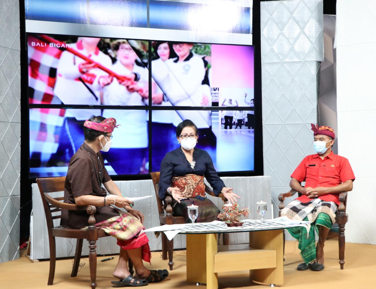 gencar-sosialisasikan-pengelolaan-sampah-berbasis-sumber-ny-putri-koster-harapkan-peran-aktif-aparat-desa-dan-masyarakat