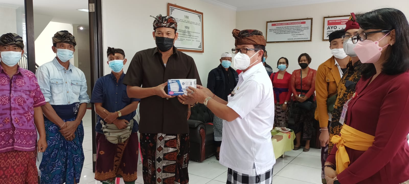 pemprov-bagikan-175000-pcs-masker-bagi-pedagang-dan-pengelola-pasar