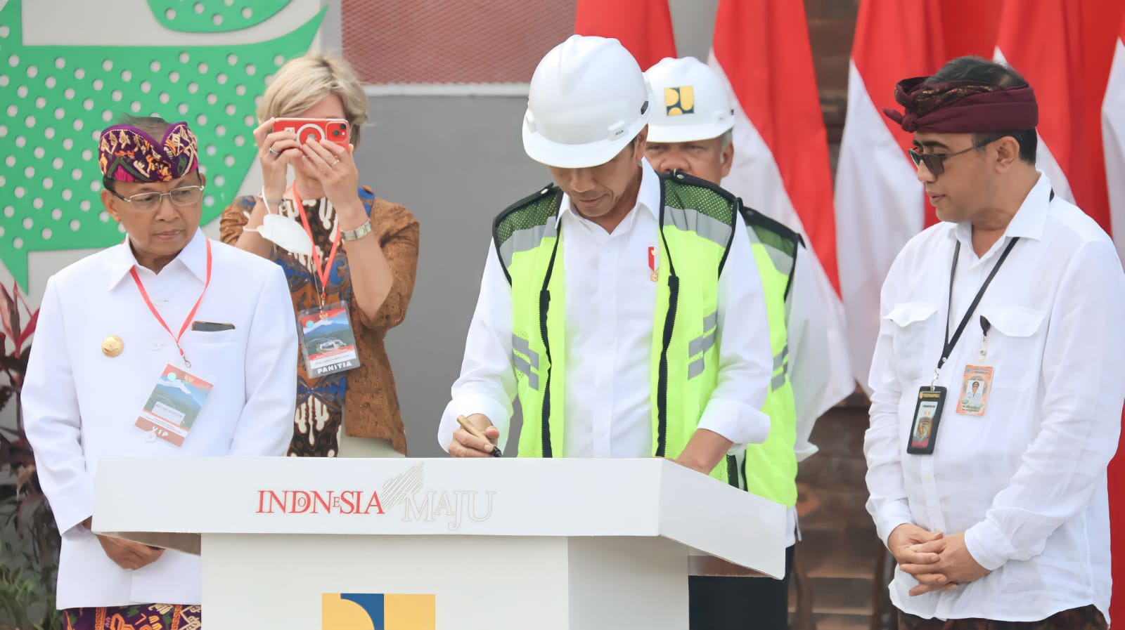 presiden-ri-joko-widodo-didampingi-gubernur-bali-wayan-koster-resmikan-tpst-kesiman-kertalangu