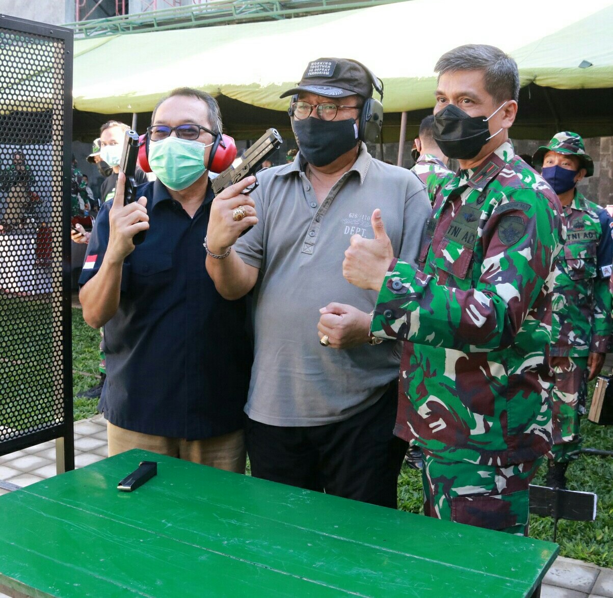 wagub-cok-ace-unjuk-kebolehan-dalam-lomba-tembak-pistol-eksekutif-yang-dihelat-korem-163wirasatya