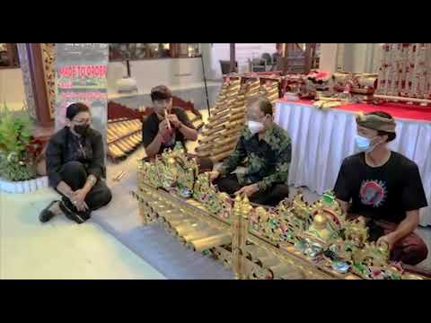 gubernur-bali-wayan-koster-memainkan-alat-musik-rindik