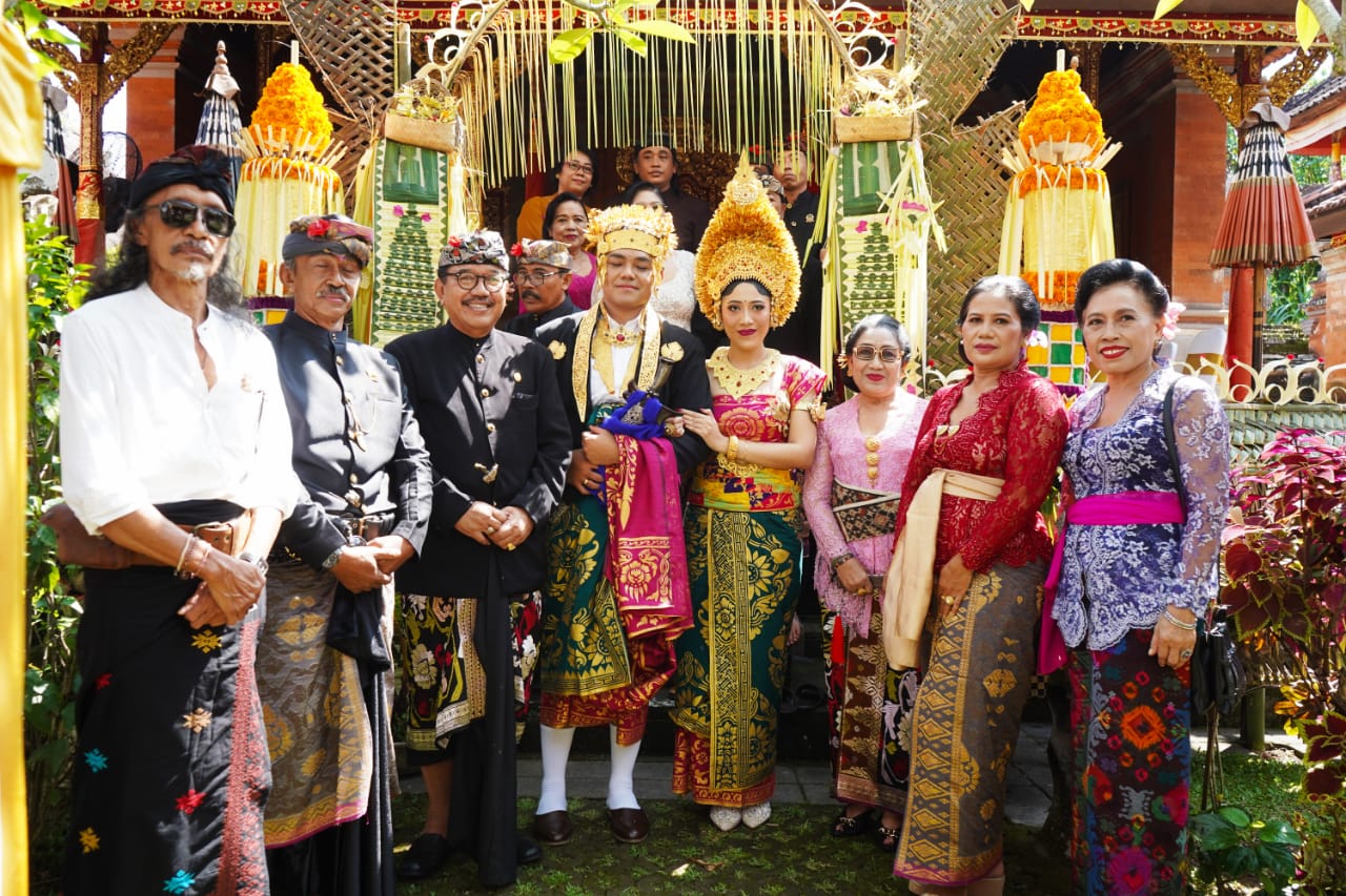 wakil-gubernur-bali-tjokorda-oka-artha-ardhana-sukawati-hadiri-upacara-pernikahan-di-puri-kedisan-tegalalang